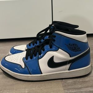 Jordan 1 Mids Signal Blue
